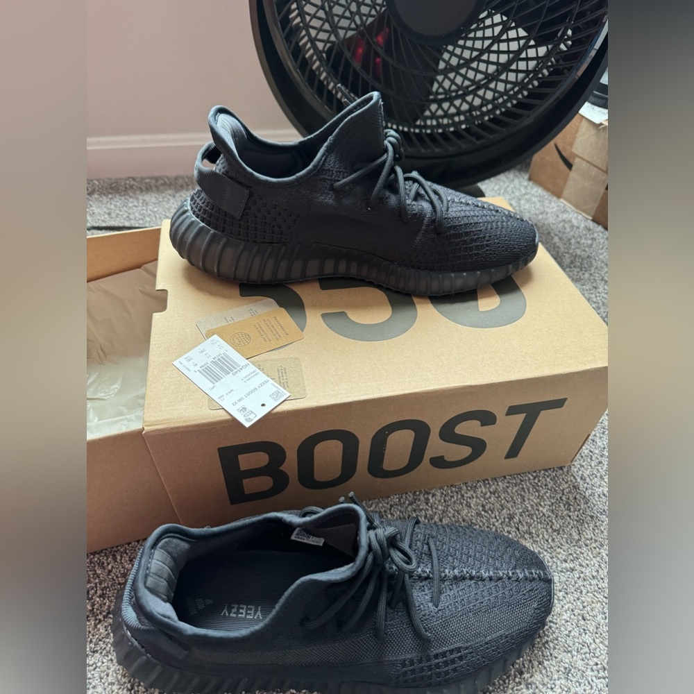 Men’s Size 11.5 Yeezy Boost Onyx Colorway BRAND NEW